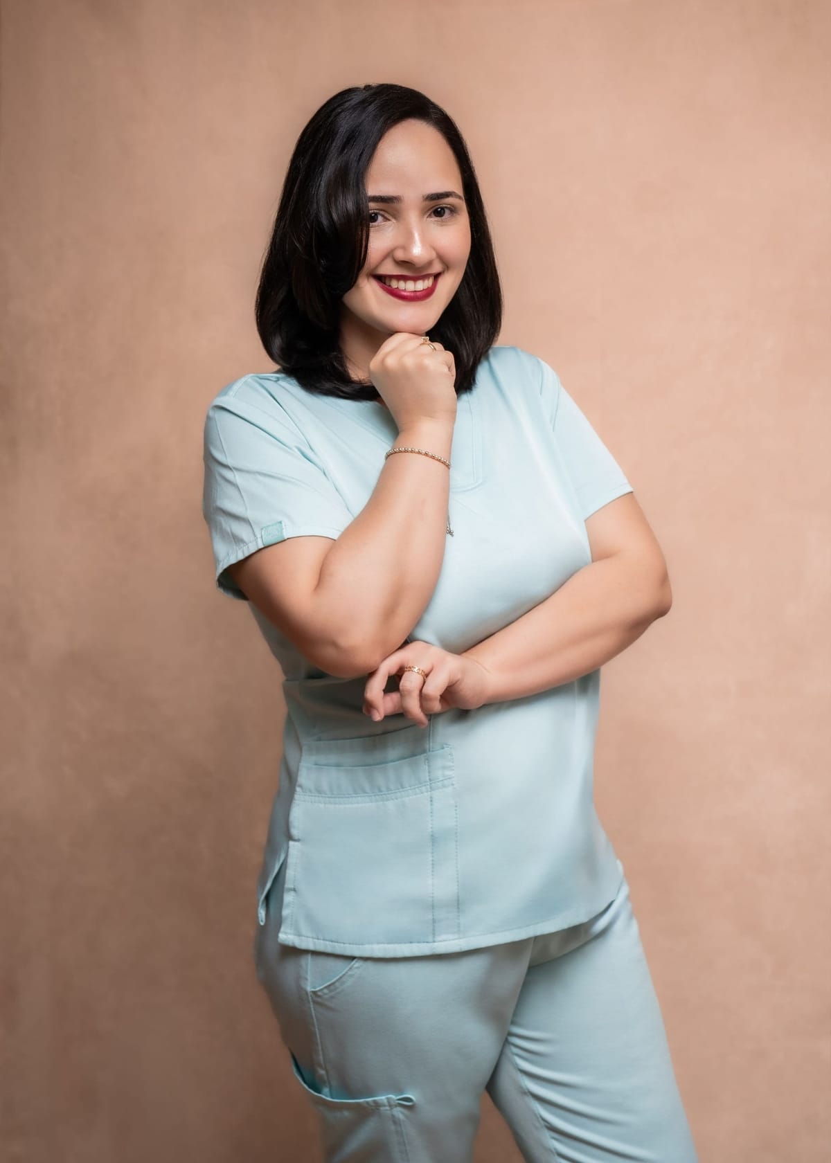 Diana Ramia Anico, psicóloga perinatal, sonriendo con su uniforme clínico