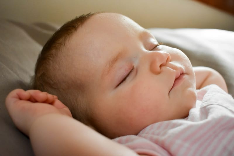 Bebé durmiendo plácidamente boca arriba
